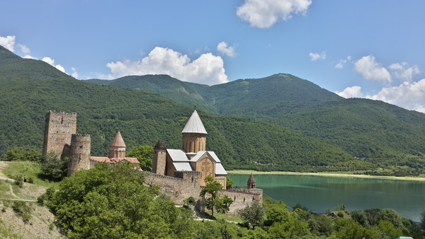 진발리 호수와 함께 바라보는 아나누리 성채 (진발리 호수는 조지아의 수도 트빌리시 상수원이다) @뉴스코리아 박철호 특파원