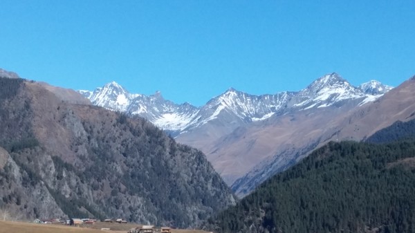 웅장한 코카서스 산맥 - 산맥 넘어는 러시아 에 자치국에 하나인 체첸 공화국이다. @뉴스코리아 박철호 특파원