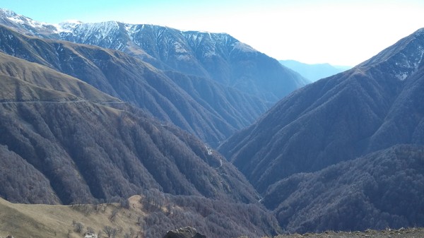 해발 2,700미터에 올라서 바라보는 코카서스 산맥 @뉴스코리아 박철호 특파원