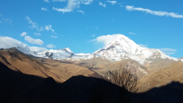 구름도 쉬어가는 마운틴 카즈벡 - 오후에는 구름이 피어 올라 주로 오전에 방문해야 산을 볼수 있다. @뉴스코리아 박철호 특파원