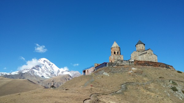 해발 2,178에 위치한 14세기 건립된 게르게티 츠민다 사메바 교회와 마운틴 카즈벡. @뉴스코리아 박철호 특파원