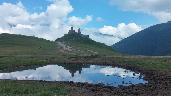 웅덩이에 비친 츠민다 사메바 교회 @뉴스코리아 박철호 특파원