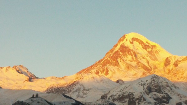 일출에는 황금산으로 변하는 마운틴 카즈벡 그리고 왼쪽에 보이는 츠민다 사메바 교회 @뉴스코리아 박철호 특파원