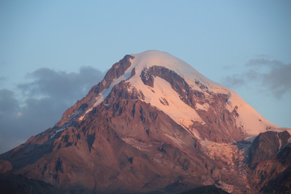 해발 5,047 미터 마운틴 카즈벡 / 사람의 얼굴 처럼 생겼다고 하는 사람도 있고 개의 얼굴 같다고 보는 사람도 있다 중간 부분이 그리스, 로마신화에 나오는 인간에게 불을 전해준 프로메테우스가 묶여 있었다고 하는 배경 장소이다. @뉴스코리아 박철호 특파원
