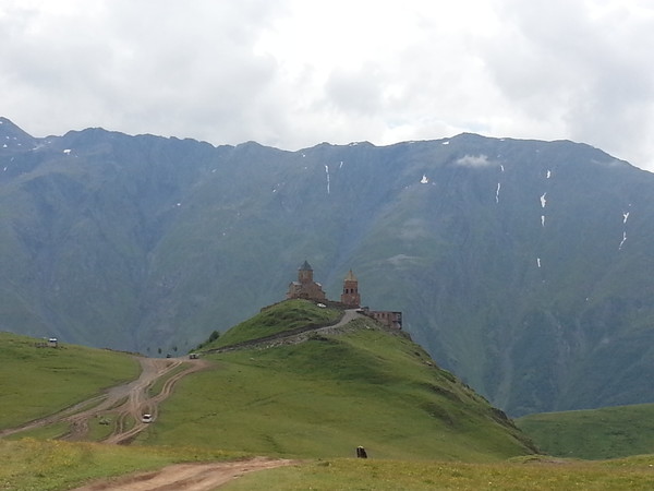 게르게티 츠민다 사메바 교회와 병풍 처럼 드리운 샤이니 산.@뉴스코리아 박철호 특파원