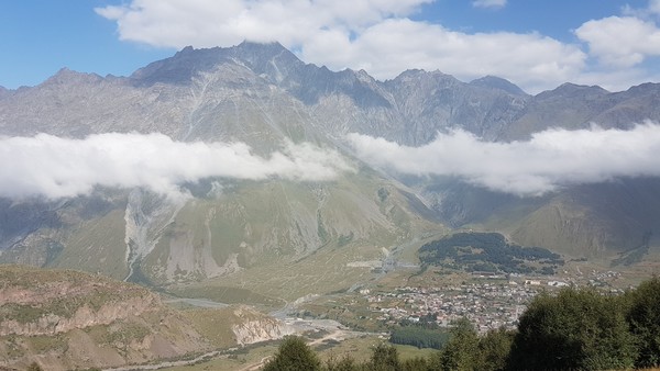구름 밑에 보이는 스테판츠민다 마을 - 옛 이름 카즈베기 마을 @뉴스코리아 박철호 특파원