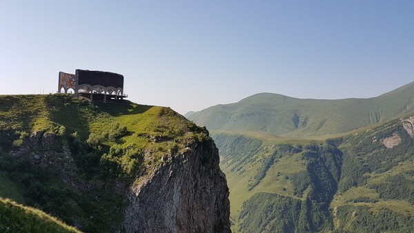 군사 도로에서 바라본 조지아 - 러시아 친선 기념 모자이크 @뉴스코리아 박철호 특파원