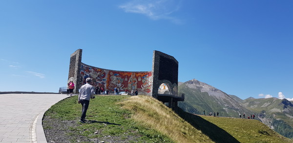 조지아 - 러시아 친선 기념 모자이크에서는 360도 파노라마 코카서스 산맥을 감상 할수 있다. @뉴스코리아 박철호 특파원