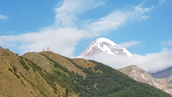 구름에 가린 카즈벡 @뉴스코리아 박철호 특파원