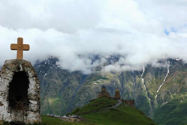 게르게티 츠민다 사메바교회 와 샤이니 봉우리 그리고 기도자를 위한 십자가 @뉴스코리아 박철호 특파원