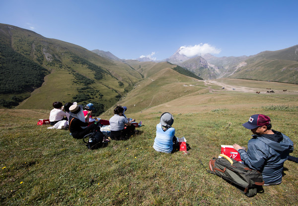 카즈벡을 바라보며 즐거운 점심 시간 @뉴스코리아 박철호 특파원
