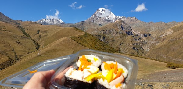 카즈벡을 바라보며 김밥  @뉴스코리아 박철호 특파원