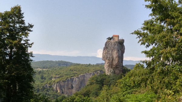얼핏 보면 사람의 옆 얼굴 처럼 보인다 - 코가 특히 잘 보인다 - 코카서스, 기자를 사람들은 코가서스라고 놀리곤 하는데 이 사람들의 코는 거의 산맥 수준이다 , 그래서 조지아 모델이나 배우등은 코를 낮추는 수술을 하기도 한다. @뉴스코리아 박철호 특파원
