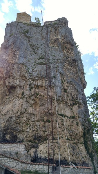    40미터 높이를 철 사다리를 통해 수도사들이 올라 간다. @뉴스코리아 박철호 특파원