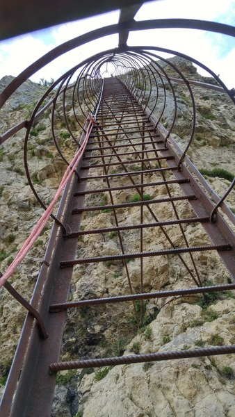 수도사들이 이용하는 철재 사다리 @뉴스코리아 박철호 특파원