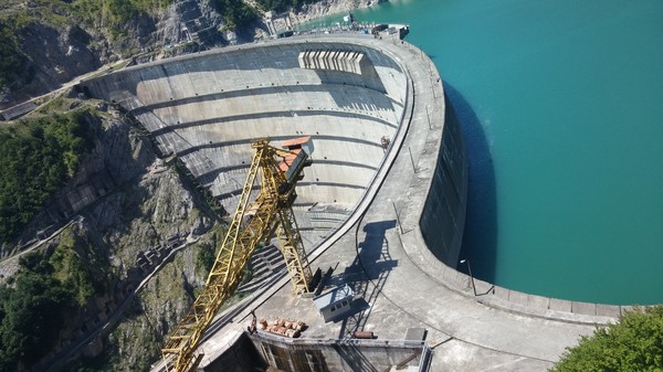 스바네티 가는길에 위치한 1980년대 완공된 구 소련 최대의 사력댐"엥구리 댐" @뉴스코리아 박철호 특파원