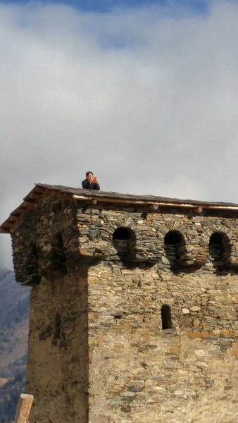 옥탑에는 사람이 나올수 있는 입구가 있다 - 적의 침략시 모든 가족이 위로 올라가 내부 사다리를 전부 제거하고 전쟁 했었다고 한다. @뉴스코리아 박철호 특파원