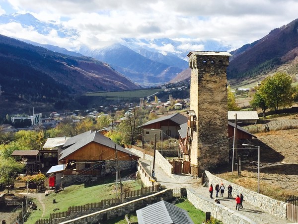 옥탑에서 아래로 내려 보이는 풍경, 멀리 코카서스 산맥들이 펼쳐져 보인다. @뉴스코리아 박철호 특파원