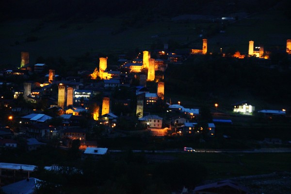 밤이 되면 탑상형 주택 코쉬키에 조명이 들어 온다. @뉴스코리아 박철호 특파원