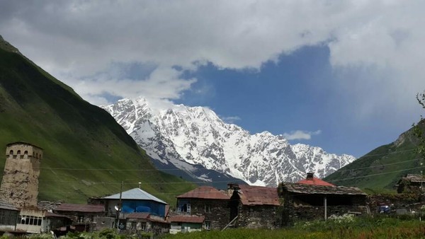 우쉬굴리에서 바라 보는 조지아 최고봉 샤카라(Shkhar해발 5,068미터) @뉴스코리아 박철호 특파원