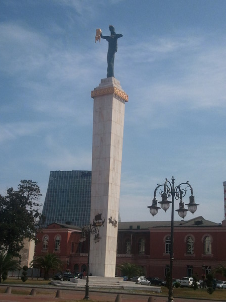 그리스 ,로마 신화 속 이아손과 아르고 원정기의 황금 양털 이야기속 주인공은 콜케티 왕국의 마법사 메데아 동상 흑해에 도시 바투미에 위치하고 있으며 한손에 황금 양털을 들고 있고 탑면에는 아르고 원정기를 판화로 조각 해 놓았다. @뉴스코리아 박철호 특파원