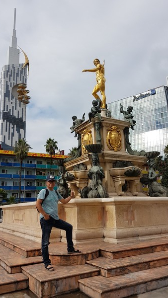 기원전 3세기 그리스 땅이 었던 바투미 그로 인해 곳곳에 그리스 신화 속 인물들이 동상으로 서있다국립 극장앞에 있는 그리스 신화 삼지창 (트라이던트 또는 마세라티)를 들고 있는 포세이돈(로마 신화 넵튠)과 사일렌(인어)와 기자 @뉴스코리아 박철호 특파원