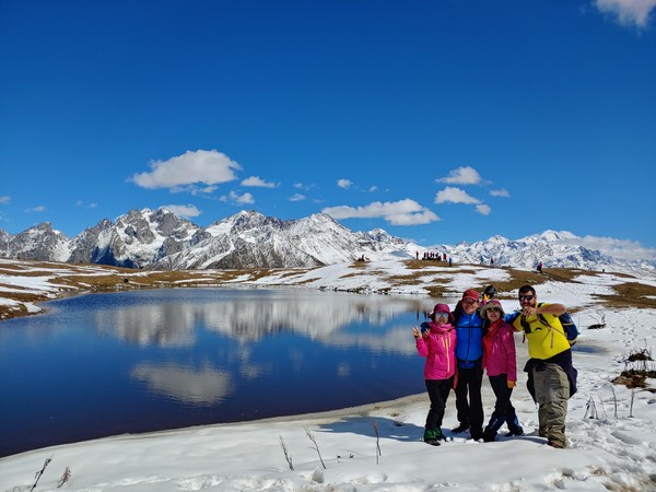  산정호수 Koruldi(2740m)에서 Ushba(해발 4,710 미터) 를 배경으로 @뉴스코리아 박철호 특파원