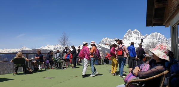 쌍둥이봉 Ushba(4710m)와 크라운봉 Bzhedukhi(4271m) 배경으로 해발 2,000미터에 위치한 하츠발리 스키 리조트 @뉴스코리아 박철호 특파원