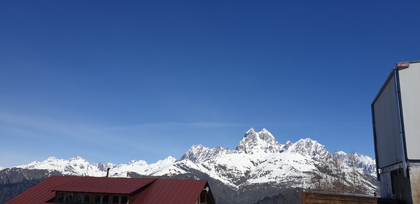 우쉬바와 크라운봉 - 높이 보이는 2개의 봉우리가 왕관의 끝 같은 우쉬바 봉우리 @뉴스코리아 박철호 특파원