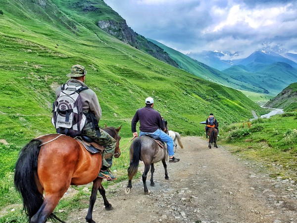우쉬굴리에서 샤하라 봉우리 가는 길 @뉴스코리아 박철호 특파원