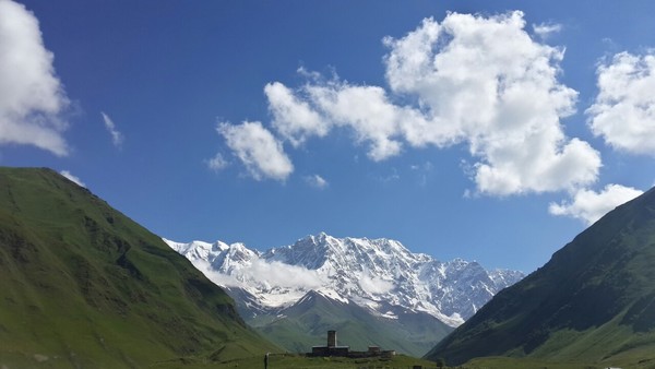 9세기 건축된 마리아 교회와 조지아의 최고봉 샤하라, 코카서스에서 3번째 높은 봉우리 - 우쉬굴리 @뉴스코리아 박철호 특파원