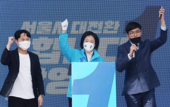 ▲ 박영선 더불어민주당 서울시장 후보가 1일 서울 양천구 목동오거리에서 유세를 하고 있는 모습. 뉴스코리아