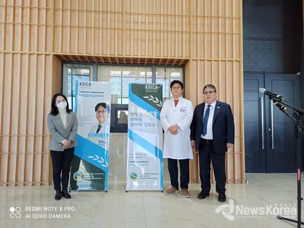 ▲사진 왼쪽부터 우즈베키스탄 박순진 코이카소장,글로벌협력의료원 송영길한의사, 고려문화협회 회장 겸 하원의원 박빅토르 @뉴스코리아 신현권 특파원