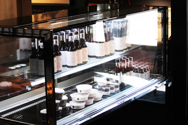 입구 냉장고에 우치쿠라에서 발효하여 만든 간장을 판매하고있다. @뉴스코리아 김양현 특파원