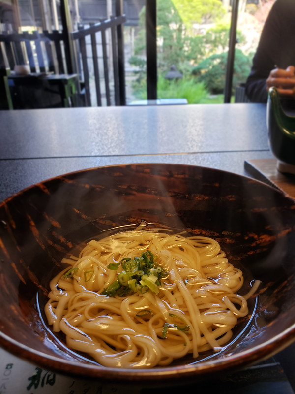 봄을 맞아 벚꽃을 넣고 연한 핑크색으로 특별 주문했다는 사쿠라 이나니와 우동 @뉴스코리아 김양현 특파원