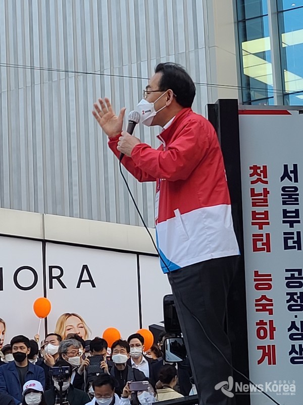 [주호영 국민의힘 원내대표]가 6일 서울 서대문구 현대백화점 유플렉스 앞에서 열린 마지막 유세에서 오세훈 후보 지지를 호소하고 있다. 2021.04.06. 뉴스코리아 보도국