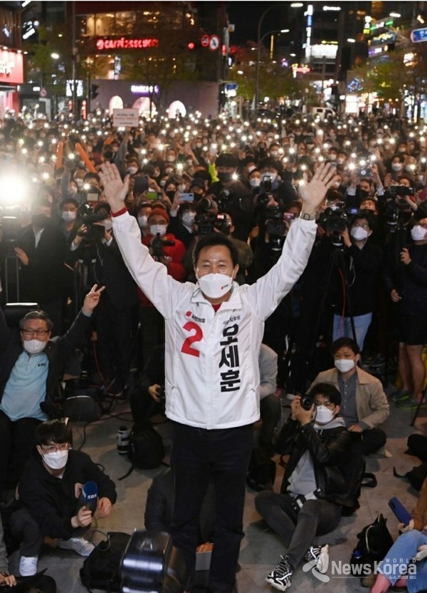 [오세훈 국민의힘 서울시장 후보] 6일 서울 서대문구 현대백화점 유플렉스 앞에서 열린 마지막 유세에서 시민들에게 지지를 호소하고 있다. 2021.04.06. 뉴스코리아 보도국