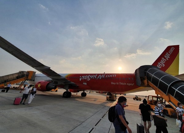 호치민시 썬바이 국내공항에서 푸꾸옥행 비엣젯 항공이 손님들을 태우고 있다. @뉴스코리아 이웅연 특파원