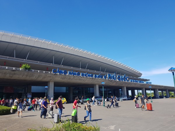 요즘 베트남 국내에서 핫이슈가 되고있는 푸꾸옥섬 공항에서 관광객들이 줄지어 나오고 있다. @뉴스코리아 이웅연 특파원
