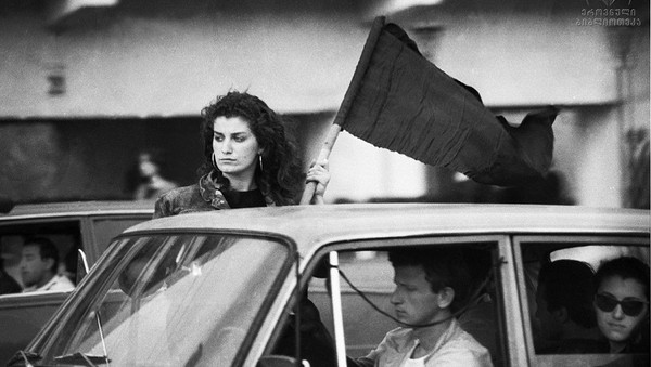 평화 시위를 하던 조지아 국기를 든 젊은이들 /사진 "조지아 국립 박물관" @ 뉴스코리아 박철호 특파원