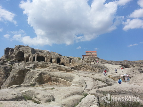 기원전 6세기 노예들이 만들 신들의 요새라는 뜻의 우플리스치케 조지아 고대 왕국에 최대 2만명 까지 거주 했던 중요 동굴 도시 였다 @뉴스코리아 박철호 특파원
