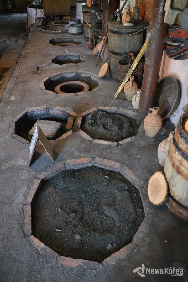 카케티 지역은 모든 집이 와이 너리라고 할수 있다 , 카케티 지역에 와인 저장고 마라니 주변에 보이는 물병 처럼 생긴 황토 와인 병, 와인 발효를 위해 항아리에 와인을 담으면 흙으로 덮어 보관 한다 @뉴스코리아 박철호 특파원