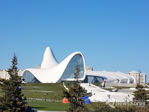 바쿠에 동대문 디자인 플라자를 설계한 자하 하디드 작품인 헤이다르 알레에프 박물관 @뉴스코리아 박철호 특파원