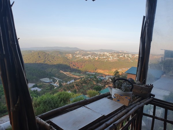 아침에 일어나 아티소차 한잔 마시며 보는 전망이 편안하다. @뉴스코리아 이웅연 특파원