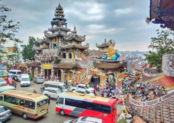 종탑의 2층 전망대에서 바라본 린푸억 사원의 모습 @뉴스코리아 이웅연 특파원