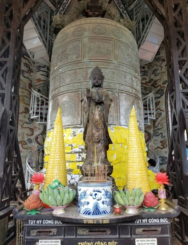 많은 사람들이 종탑 2층에 들려 소원을 적고 종에 붙인다. @뉴스코리아 이웅연 특파원
