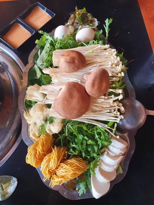 커다란 스텐쟁반에 싱싱한 야채와 버섯이 한가득 나온다. @뉴스코리아 이웅연 특파원