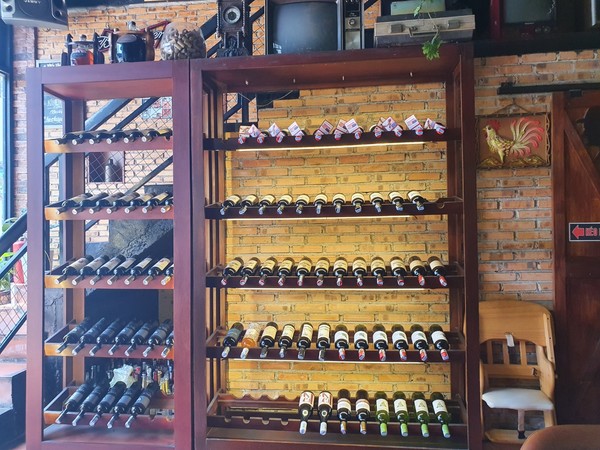 여러개의 와인 진열장에 와인들이 가득차 있다. @뉴스코리아 이웅연 특파원