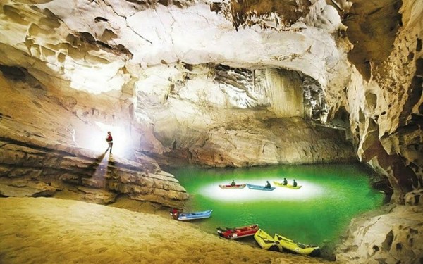 작은 보트를 타고 세계에서 가장 긴 동굴속 강의 일부를 체험하는 코스 @뉴스코리아 이웅연 특파원