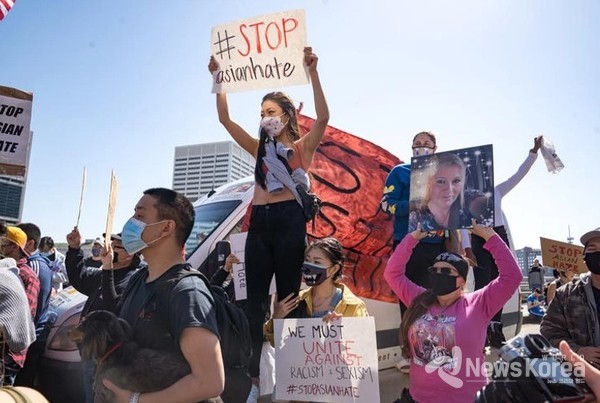 뉴질랜드에서 벌어진 인종차별 반대 운동(사진제공 = 위클리코리아)